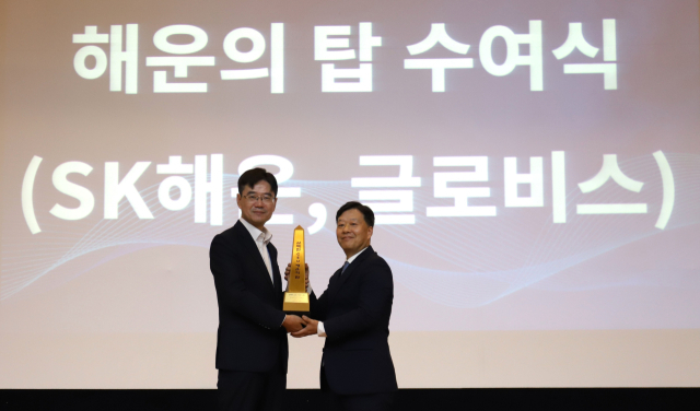 김정석(오른쪽) 현대글로비스 해운사업부장이 지난달 27일 허만욱 해양수산부 해운물류국장으로부터 ‘300만 CEU 해운의 탑’을 수상하고 있다. 사진 제공=현대글로비스