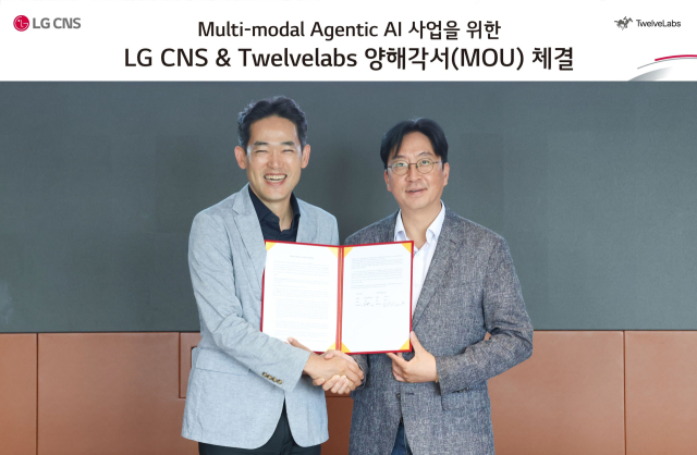 진요한 LG CNS AI센터장(상무)와 김윤 트웰브랩스 최고전략책임자(CSO)가 지난 6월 30일 서울 마곡 LG CNS 본사에 협약을 체결하고 기념촬영을 하고 있다. 사진 제공=트웰브랩스