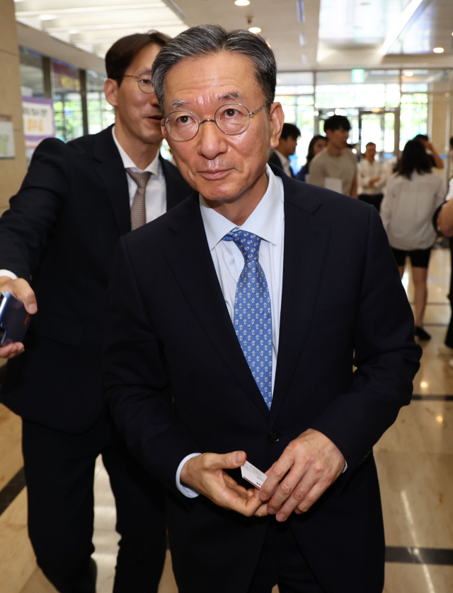 정성호 법무부 장관 후보자가 1일 서울 종로구 적선동에 마련된 인사청문회 준비 사무실로 출근하고 있다. 연합뉴스