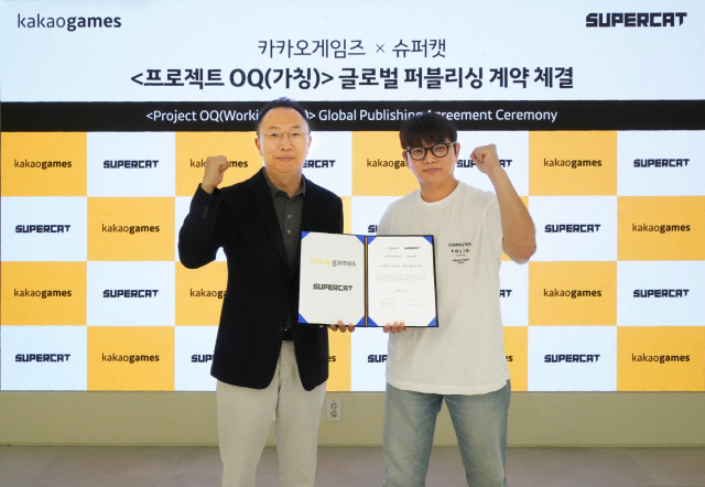 한상우(왼쪽) 카카오게임즈 대표와 김원배 슈퍼캣 대표가 퍼블리싱 계약 후 기념 사진을 촬영하고 있다. 사진 제공=카카오게임즈