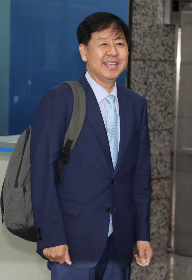 구윤철 부총리 겸 기획재정부 장관 후보자가 30일 서울 중구 예금보험공사에 마련된 인사청문회 사무실로 들어서고 있다. 연합뉴스