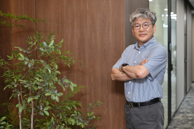 김석완 폐기물자원순환학회장이 1일 서울 영등포구 하나증권빌딩에서 서울경제신문과 인터뷰에 앞서 카메라를 바라보고 있다. 조태형 기자