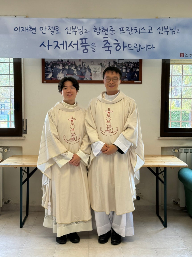 이재현(왼쪽) 신부와 함현준 신부가 교황청립 로마한인신학원 성당에서 첫 미사를 마친 뒤 기념촬영을 하고 있다. 사진 제공=천주교 서울대교구