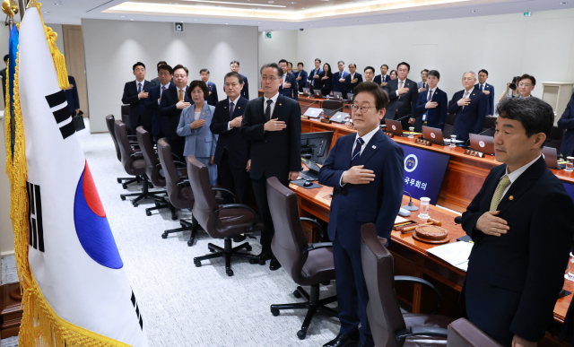 이재명 대통령이 1일 서울 용산 대통령실 청사에서 열린 국무회의에서 국기에 경례하고 있다. 연합뉴스