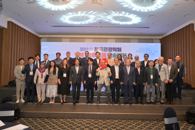 6월 25일 경북 경주 코모도호텔에서 열린 한국관광학회 학술대회에서 참가자들이 기념 촬영을 하고 있다. 사진 제공=한국관광학회.