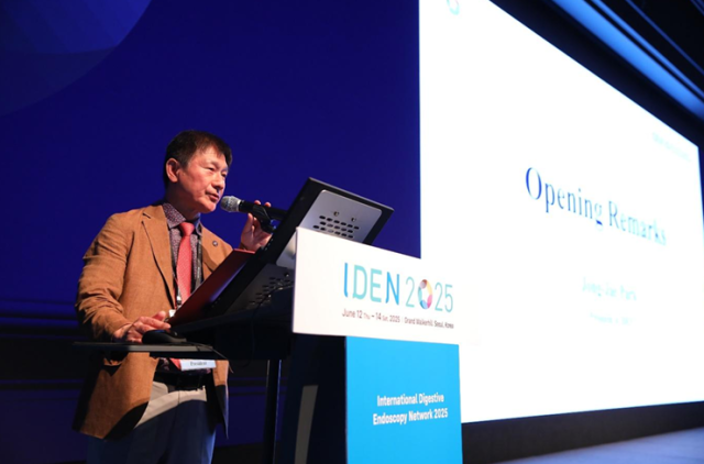 박종재 대한소화기내시경학회 이사장이 IDEN 2025 행사에서 인삿말을 전하고 있다. 사진 제공=대한소화기내시경학회