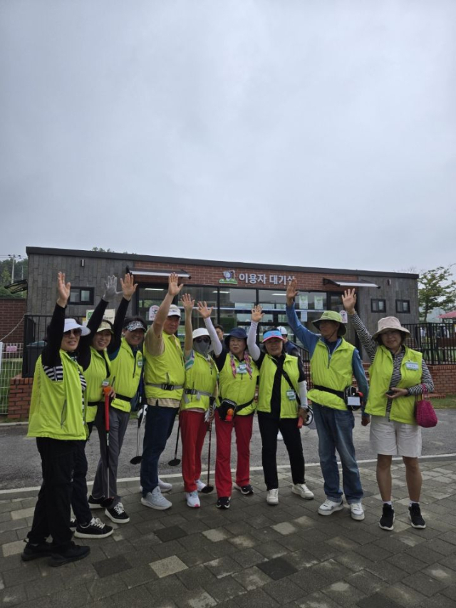 파주 산림조합클럽 회원들이 16일 ‘파주 온(溫)가족 파크골프 마스터즈’ 경기에 앞서 기념촬영을 하고 있다. 산림조합클럽 제공