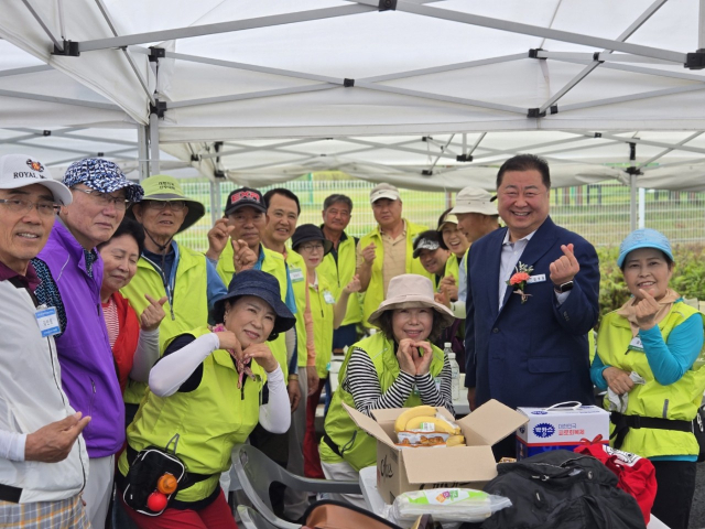 16일 ‘파주 온(溫)가족 파크골프 마스터즈’가 열린 파주 심학산파크골프장에서 김경일(오른쪽 두 번째) 파주시장과 김경중(왼쪽 두 번째) 파주시파크골프협회장, 파주 산림조합클럽 회원들이 기념촬영을 하고 있다. 산림조합클럽 제공