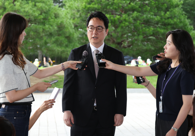 사의를 밝힌 심우정 검찰총장이 2일 서울 서초구 대검찰청으로 출근하며 취재진의 질문에 답하고 있다. 연합뉴스