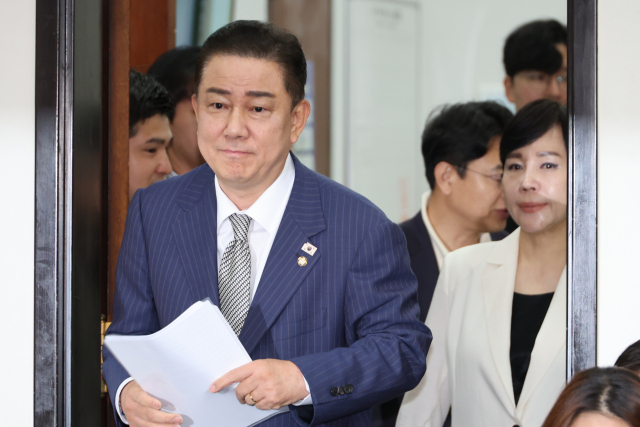 김병기 더불어민주당 대표 직무대행 겸 원내대표가 2일 서울 여의도 국회에서 열린 최고위원회의에 참석하고 있다. 연합뉴스