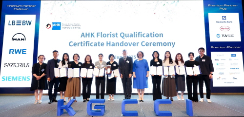 [주한독일상공회의소 ‘베루프스빌둥(Berufsbildung)’의  ‘AHK 플로리스트’ 인증서 수여식 기념촬영을 하고 있다. (사진=주한독일상공회의소 제공)]