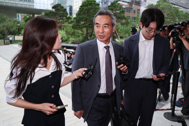 윤석열 전 대통령 부인 김건희 여사와 관련한 각종 의혹 사건을 수사하는 민중기 특별검사가 2일 서울 종로구 KT광화문빌딩에 마련된 사무실로 출근하고 있다. 연합뉴스