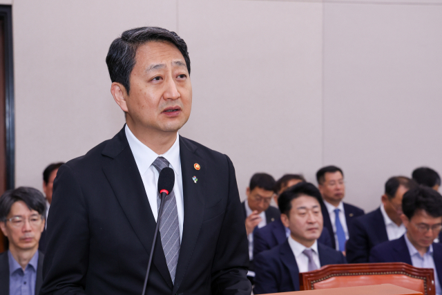 안덕근 산업통상자원부 장관이 서울 여의도 국회에서 열린 제426회국회(임시회) 산업통상자원중소벤처기업위원회 제1차 전체회의에서 추경안 보고를 하고 있다. 뉴스1
