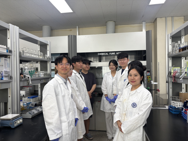 김상현(앞줄 왼쪽) 연세대 건설환경공학과 교수와 연구진. 사진 제공=과학기술정보통신부