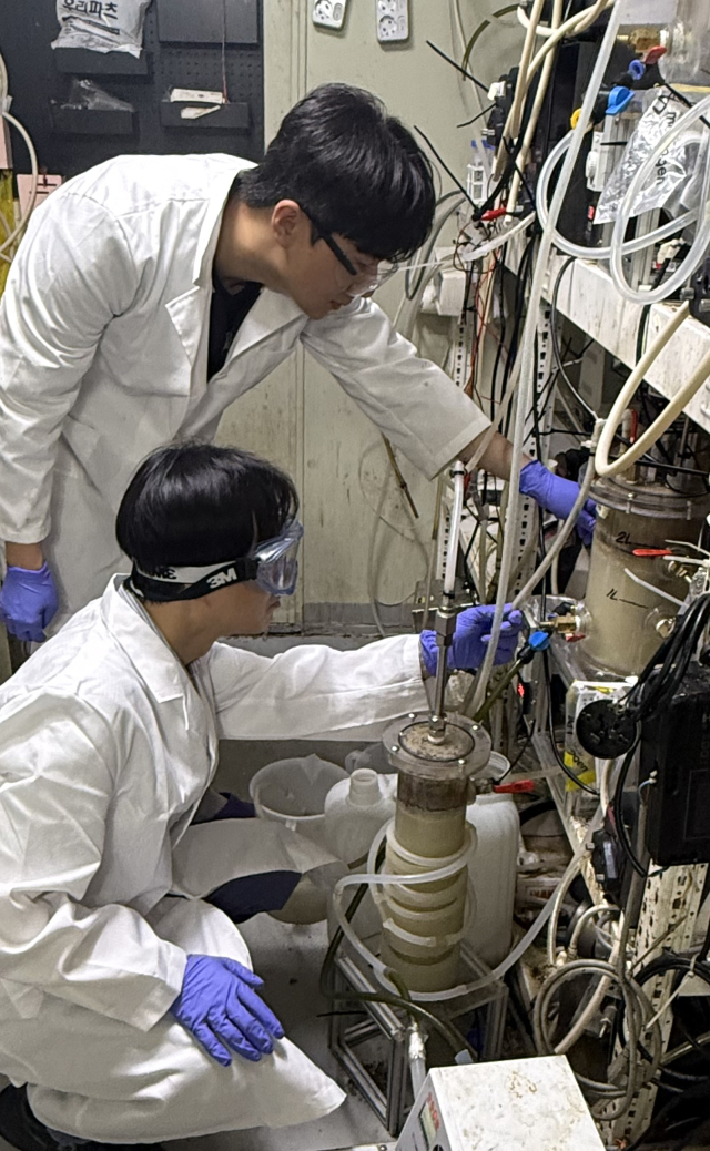 김상현 연세대 건설환경공학과 교수가 바이오수소 관련 연구를 진행하고 있다. 사진 제공=과학기술정보통신부