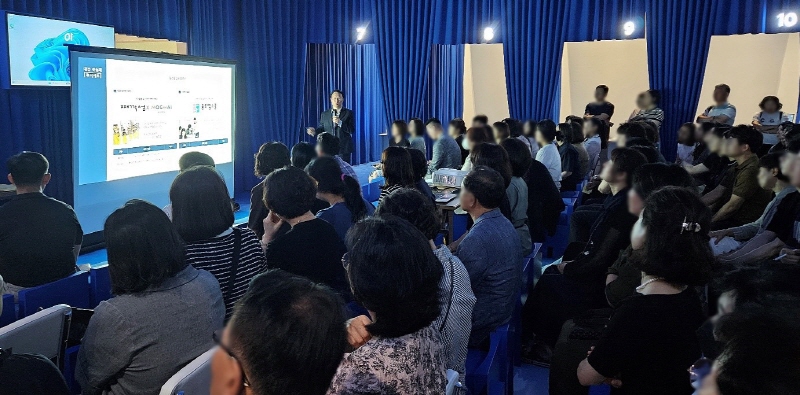 [6월 27일 대전 하늘채 루시에르 부동산 사업설명회에 인파가 몰리며 북새통을 이뤘다.(사진제공 : 코오롱글로벌)]