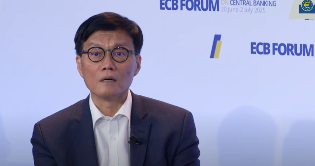이창용 한국은행 총재가 1일(현지 시간) 포르투갈 신트라에서 열린 유럽중앙은행(ECB) 포럼 정책토론에 참석해 원화 스테이블 코인에 대해 발언하고 있다. EBC유튜브 화면 캡처