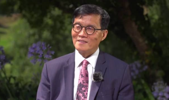이창용 한국은행 총재가 2일 CNBC와의 인터뷰에서 한국의 통화정책과 관련한 질문에 답하고 있다. CNBC 방송 캡처