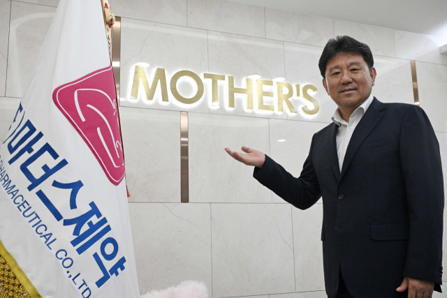 김좌진 마더스제약 대표가 2일 서울 동작구 마더스제약 본사에서 서울경제신문과 인터뷰하기에 앞서 회사를 소개하고 있다. 조태형 기자