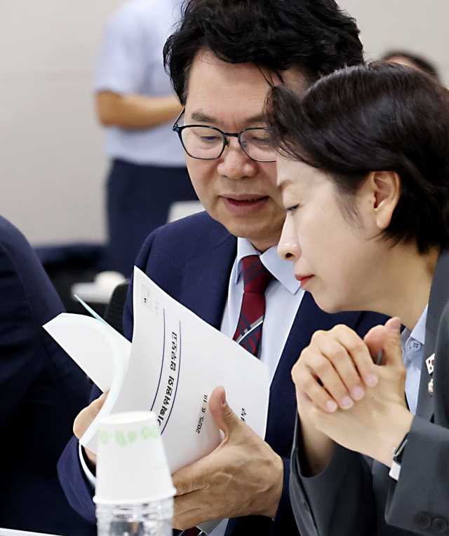 이한주 국정기획위원회 위원장 19일 오전 세종시 정부세종컨벤션센터에서 열린 국정기획위원회 산업통상자원부 업무보고에 참석하여 황정아 의원과 제출된 자료를 살펴 보고 있다. 2025.6.19/뉴스1