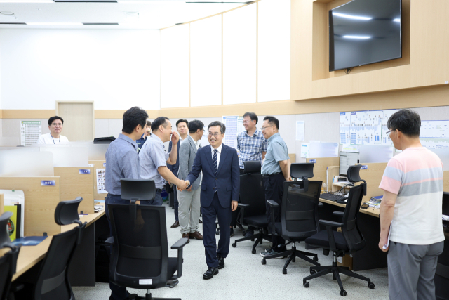 김동연 경기도지사가 2일 도청 기자실을 찾아 출입기자들과 인사를 하고 있다. 사진 제공 = 경기도