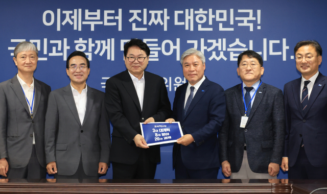 국정기획위원회 이한주 위원장이 2일 서울 종로구 국정기획위원회에서 조국혁신당 원내대표단 접견에 앞서 서왕진 원내대표로부터 정책과제를 전달받고 있다. 2025.7.2 연합뉴스