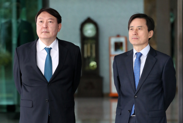 조은석(오른쪽) 당시 서울고검장과 윤석열 서울중앙지검장이 서울고검에서 열린 국회 법사위 국정감사에 앞서 국감장에 도착하는 의원들을 기다리는 모습. 뉴스1