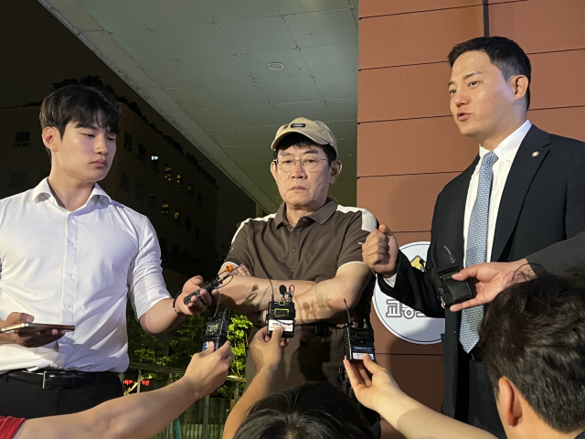개그맨 이경규가 지난달 24일 서울 강남경찰서에서 약물 운전 혐의 관련 조사를 마친 뒤 취재진 앞에 서있다. 연합뉴스