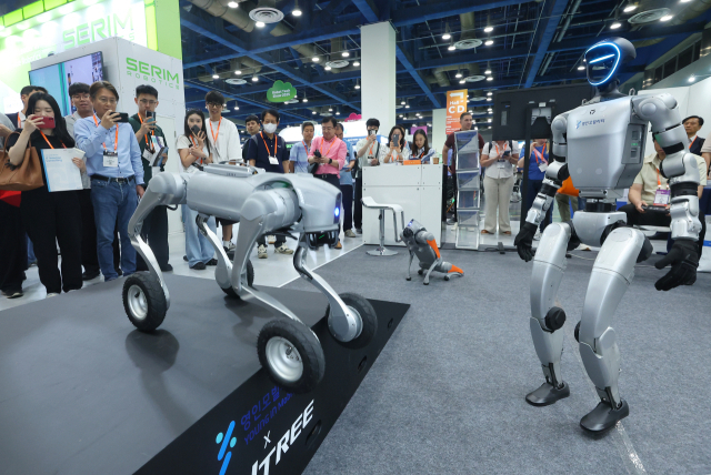 지난 6월 11일 서울 강남구 코엑스에서 열린 제14회 스마트테크코리아에서 한 업체 부스에서 휴머노이드 로봇과 로봇개의 시연이 진행되고 있다. 연합뉴스