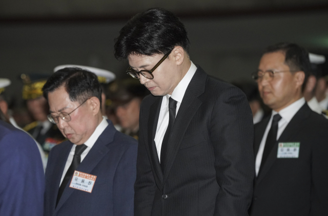 지난달 29일 경기도 평택시 해군 2함대사령부 충무동산에서 열린 '제2연평해전 승전 23주년 기념식'에서 한동훈 국민의힘 전 대표(가운데)가 순국선열과 호국영령에 대한 묵념을 하고 있다. 연합뉴스