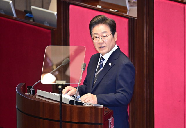 이재명 대통령이 26일 오전 서울 여의도 국회에서 민생회복 소비쿠폰사업 등을 편성한 추가경정예산(추경)에 대한 시정연설을 하고 있다. 성형주 기자