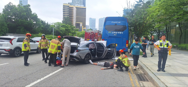 인천시 연수구 포스코타워 대로 앞 차량 사고 현장. 사진제공=인천소방본부