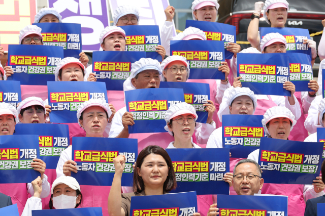 2일 서울 여의도 국회 본청 앞 계단에서 열린 학교급식법 개정안 발의 기자회견에서 참가자들이 구호를 외치고 있다. 연합뉴스