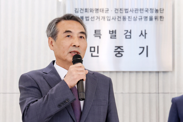 민중기 특별검사가 2일 서울 종로구 KT광화문빌딩 웨스트에 마련된 김건희 특검 사무실에서 현판 제막을 한 뒤 각오를 밝히고 있다. 오승현 기자