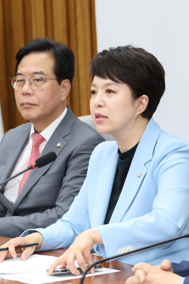김은혜 국민의힘 원내정책수석부대표(오른쪽)가 지난달 20일 서울 여의도 국회에서 열린 원내대책회의에서 발언하고 있다. 연합뉴스