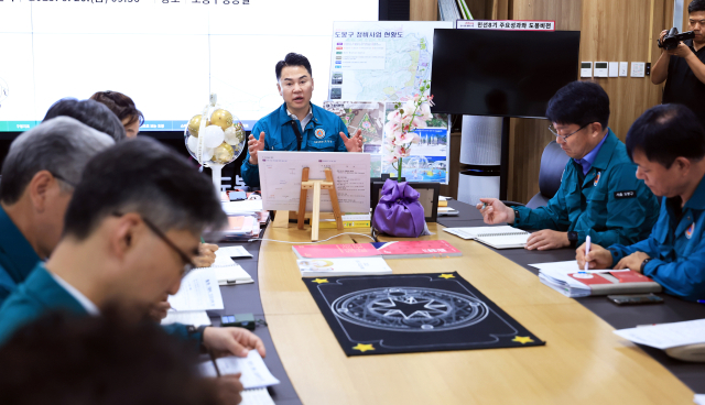 오언석 도봉구청장이 지난 6월 여름철 폭염대책 추진 관련 부서별로 사전 보고 받고 있다. 사진제공=도봉구