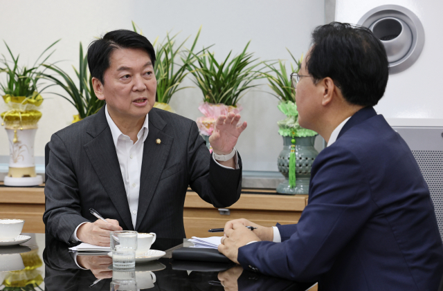 송언석(오른쪽) 국민의힘 비상대책위원장 겸 원내대표와 국민의힘 혁신위원장으로 내정된 안철수 의원이 2일 오후 국회 본청 원내 대표실에서 만나 대화하고 있다. 연합뉴스