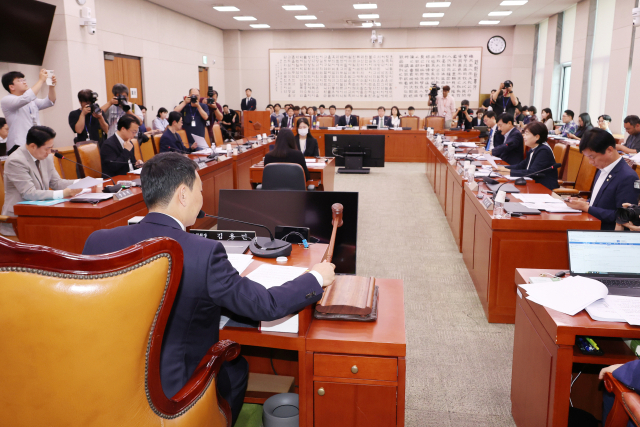 김용민 국회 법제사법위원회 법안심사제1소위원회 위원장이 2일 국회에서 상법 일부개정법률안 등 안건을 상정하며 의사봉을 두드리고 있다. 연합뉴스