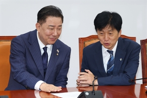 與 오기형 "'더 센 상법'은 아직"…쟁점조항 포함 재추진 의지