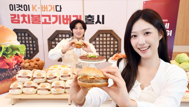 롯데리아 모델들이 3일 서울 용산구 롯데리아 숙대입구점에서 신 메뉴 '김치불고기버거' 2종을 선보이고 있다. 이번에 출시된 김치불고기버거는 달큼한 불고기에 볶은 김치가 가미돼 이색적인 불고기버거 맛으로 고객들을 만난다. 오승현 기자 2025.07.03