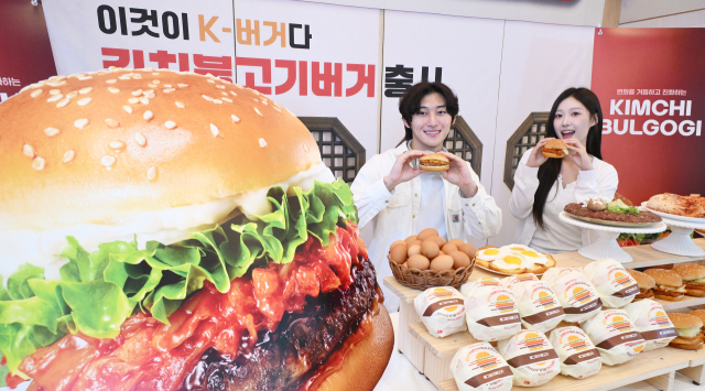 롯데리아 모델들이 3일 서울 용산구 롯데리아 숙대입구점에서 신 메뉴 '김치불고기버거' 2종을 선보이고 있다. 이번에 출시된 김치불고기버거는 달큼한 불고기에 볶은 김치가 가미돼 이색적인 불고기버거 맛으로 고객들을 만난다. 오승현 기자 2025.07.03