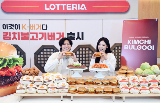 롯데리아 모델들이 3일 서울 용산구 롯데리아 숙대입구점에서 신 메뉴 '김치불고기버거' 2종을 선보이고 있다. 이번에 출시된 김치불고기버거는 달큼한 불고기에 볶은 김치가 가미돼 이색적인 불고기버거 맛으로 고객들을 만난다. 오승현 기자 2025.07.03