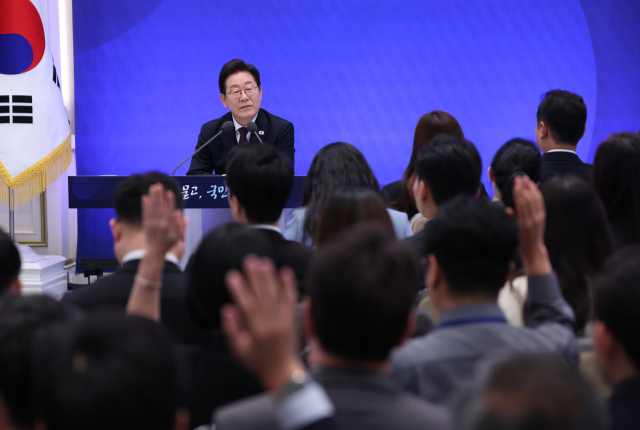 이재명 대통령이 3일 청와대 영빈관에서 열린 '대통령의 30일, 언론이 묻고 국민에게 답하다' 기자회견에서 출입기자의 질문을 받고 있다. 연합뉴스