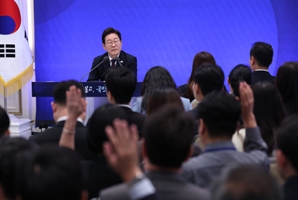 [속보] 李대통령 “민생지원금, 소득지원효과도…또 하기엔 재정 녹록치 않아”
