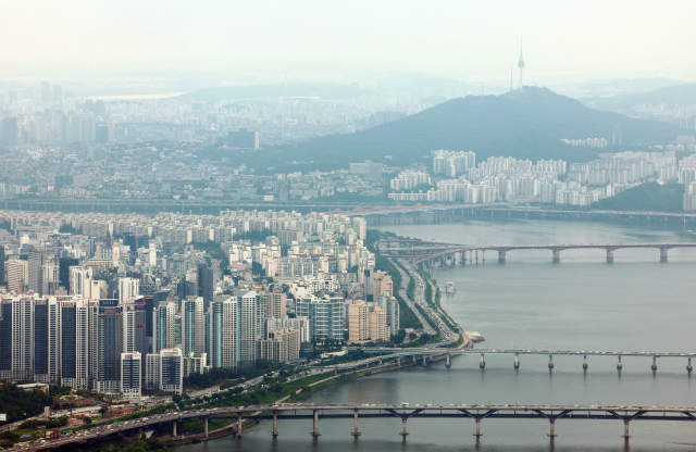 한강을 끼고 지어져 있는 '서울 시내 아파트 단지 모습. 연합뉴스