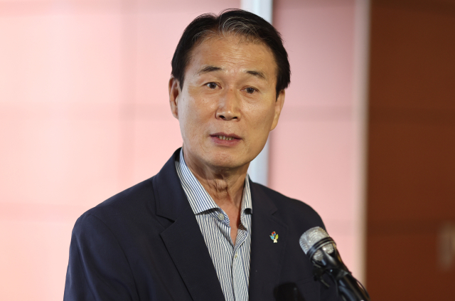 권오을 국가보훈부 장관 후보자가 6월 25일 청문회 준비 사무실이 마련된 서울스퀘어로 출근하며 지명 소감을 밝히고 있다. 연합뉴스