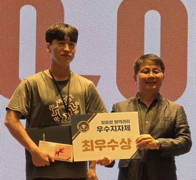 농림축산식품부가 주관한 조류인플루엔자 방역결의 및 평가대회에서 경기도가 최우수상을 수상하고 있다. 사진 제공=경기도