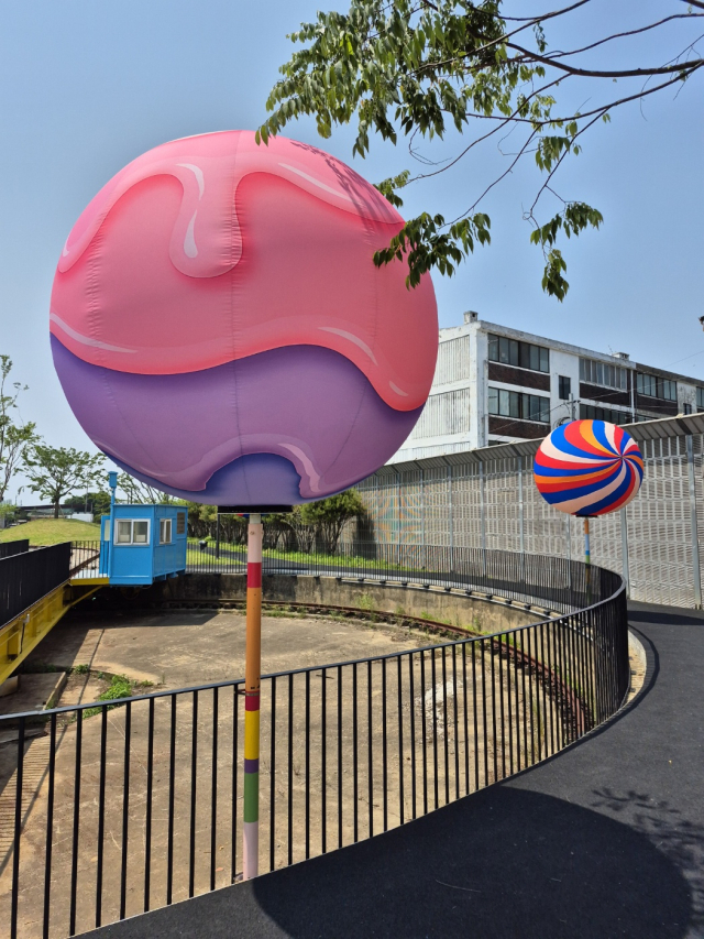 기획전 내 경광등을 캔디로 표현한 ‘시그널 캔디’ 조형물. 사진 제공=달빵크리에이티브