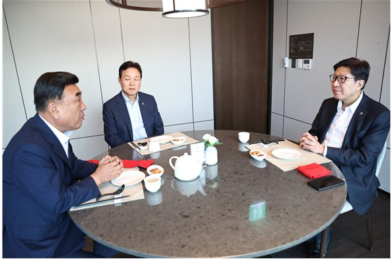 2일 경남 김해에서 열린 ‘부울경 시도지사 지역 현안 간담회’에 참석한 박형준(오른쪽) 부산시장과 김두겸(왼쪽) 울산시장, 박완수 경남도지사가 지방분권 강화와 지역 현안 해결 등을 위한 공동 대응 방안을 논의하고 있다. 사진제공=부산시