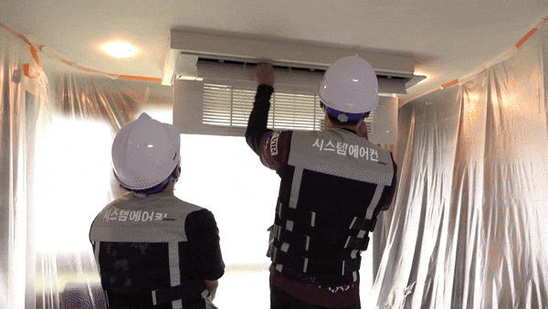 실제 거주 중인 집에서도 단 8시간 만에 빠르고 간편하게 시스템에어컨 설치를 하는 삼성전자 '원데이 설치 서비스' 시공 모습